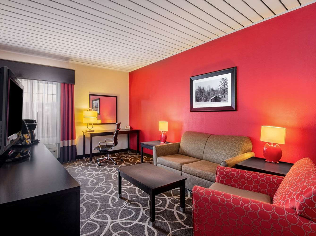 La Quinta Inn & Suites by Wyndham Elkview - Charleston NE主图