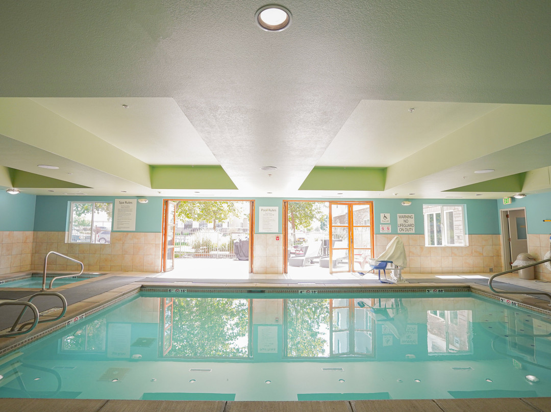 安大略快捷假日&套房酒店主图