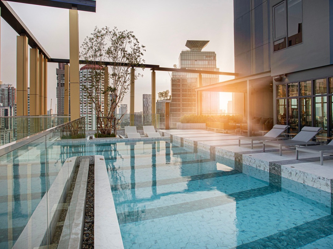 曼谷通罗宿之桥套房酒店主图