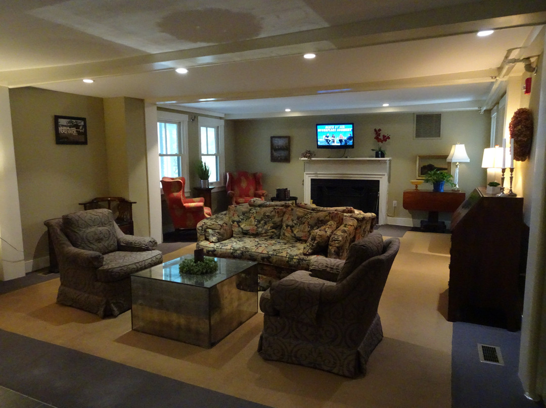 The Woodbound Inn主图