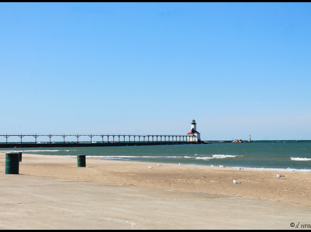 燈塔及碼頭-密歇根城必去景点