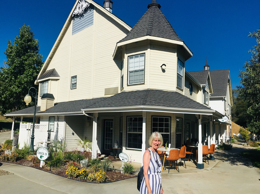 猎犬牙酒店主图