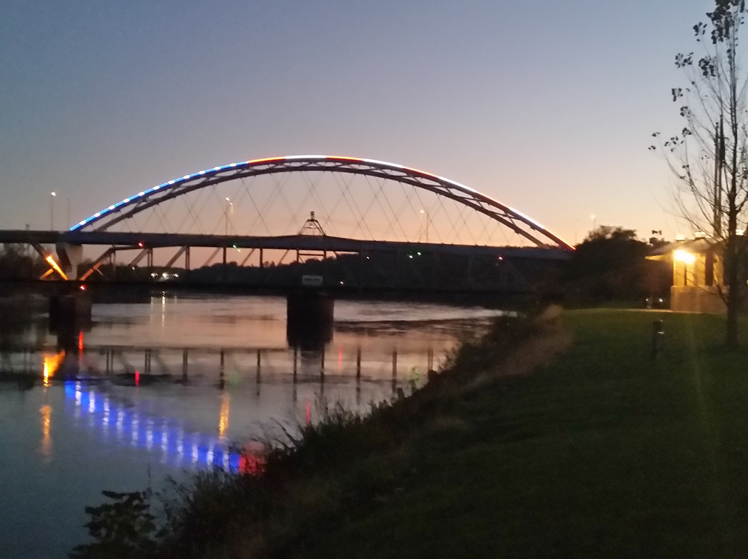 Atchison旅游景点-Amelia Earhart Memorial Bridge