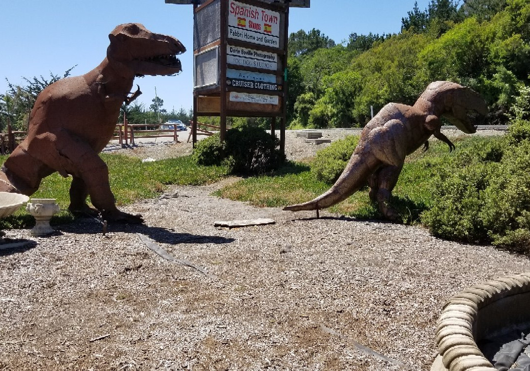 Dinosaurs of Spanish Town-半月湾必去景点