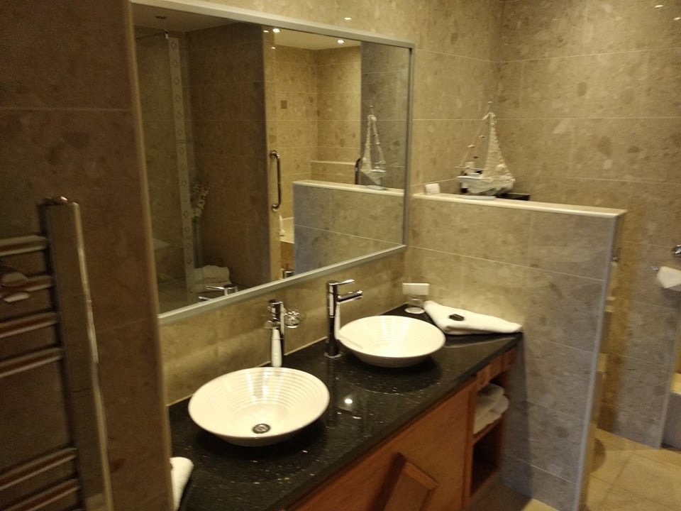 Diamond Coast Hotel-浴室