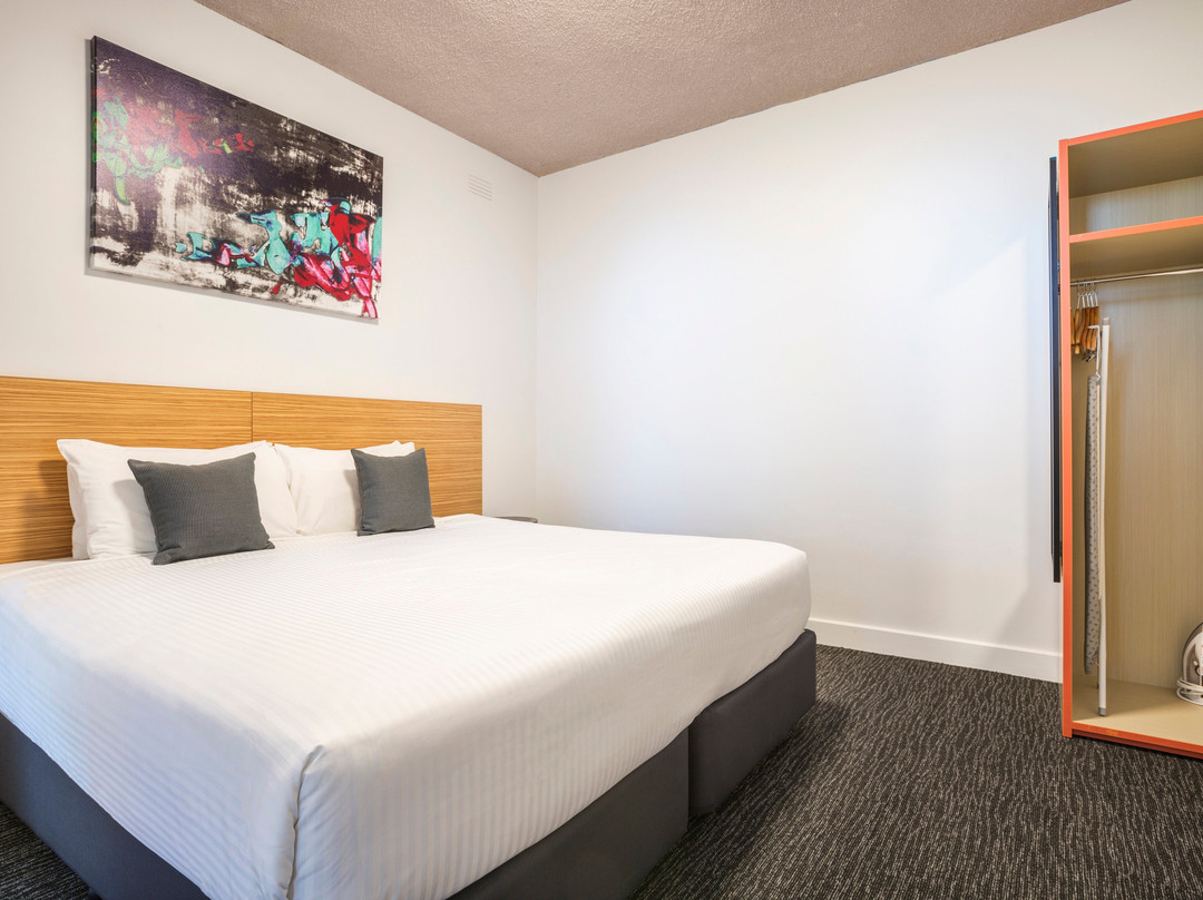 Nightcap at Waltzing Matilda Hotel主图