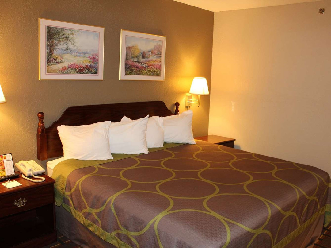 瓦尔帕莱索速8酒店主图