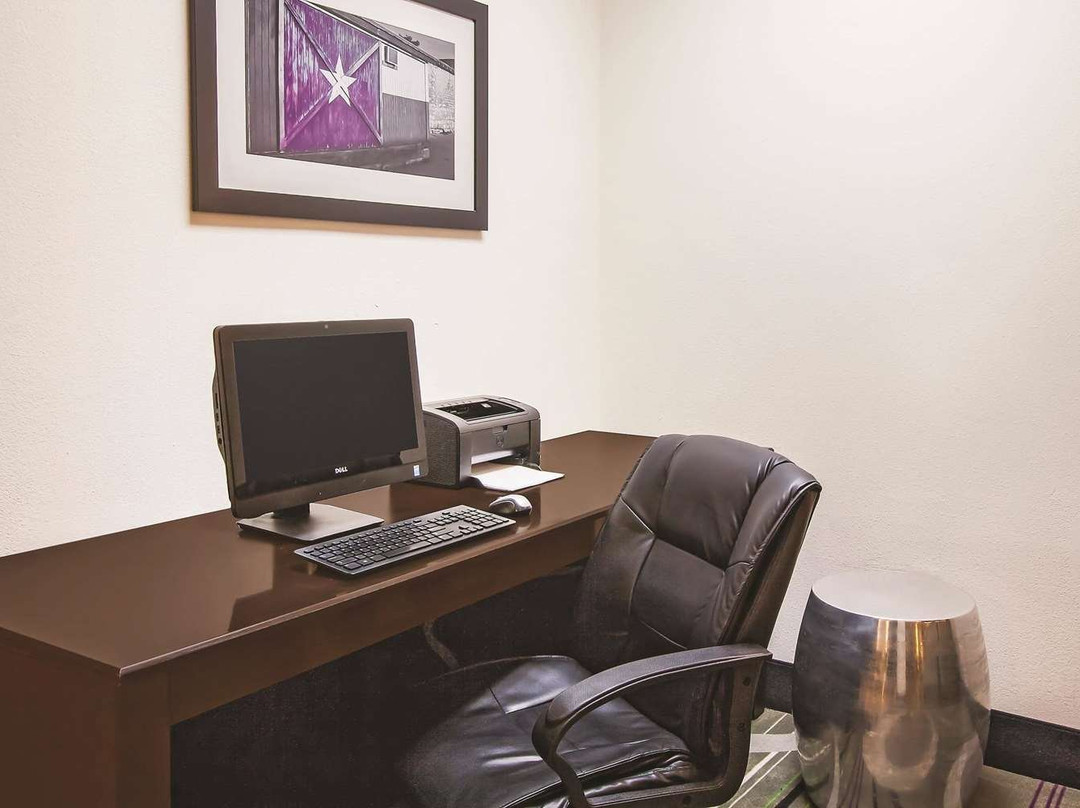 La Quinta Inn & Suites by Wyndham Beaumont West主图