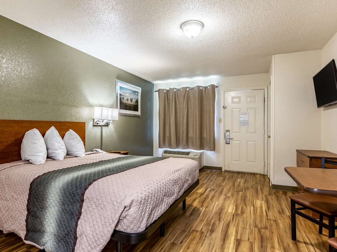 HomeTowne Studios by Red Roof Atlanta NE - Peachtree Corners