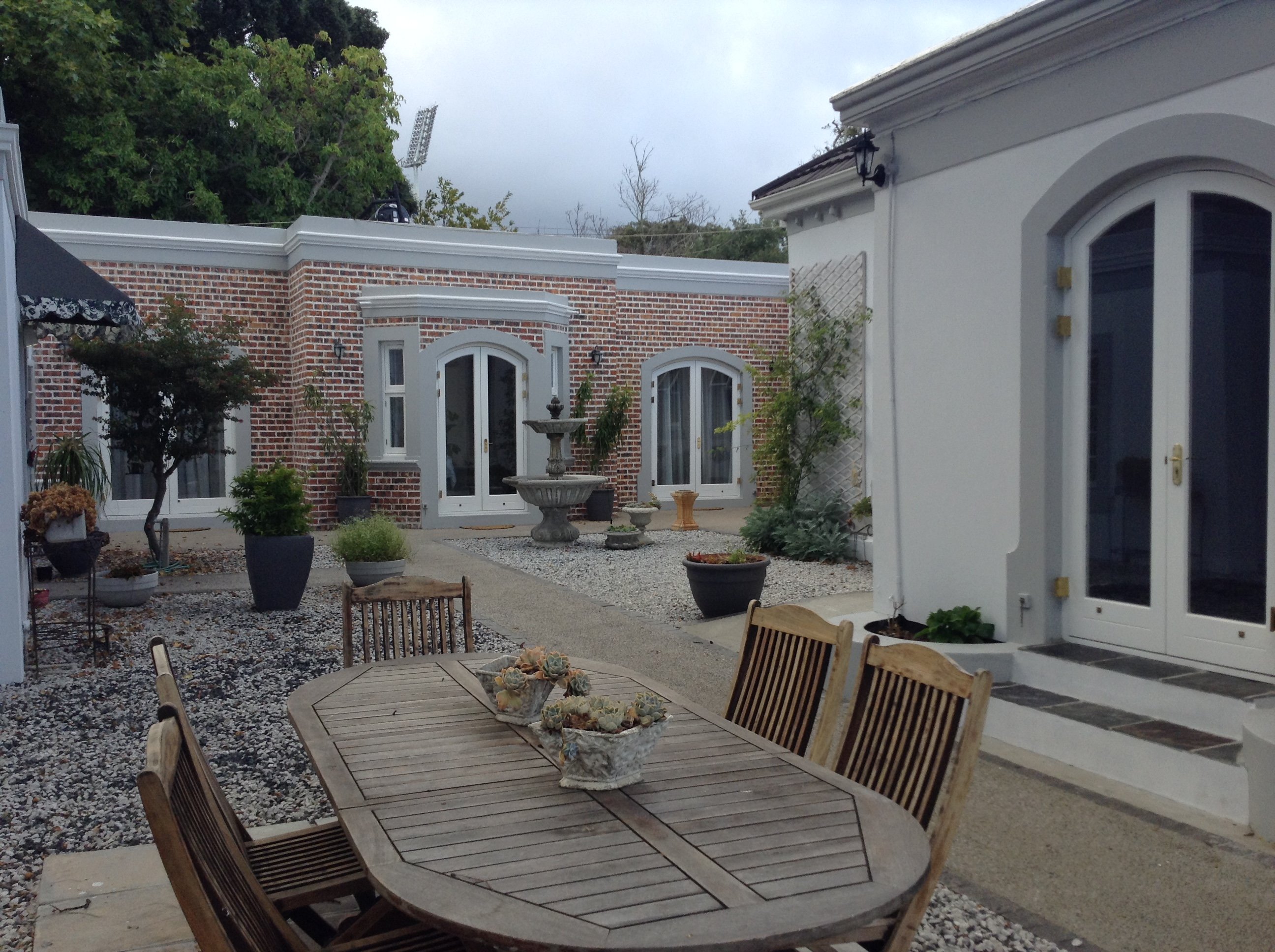 1 on Mona B & B-官方