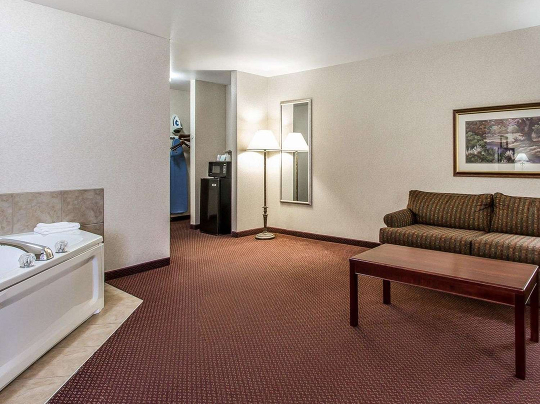 Quality Inn & Suites Fort Madison Near Hwy 61主图
