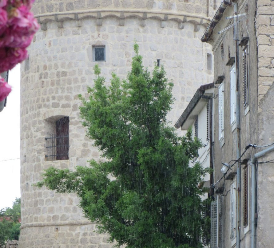 Cres Tower景点图片