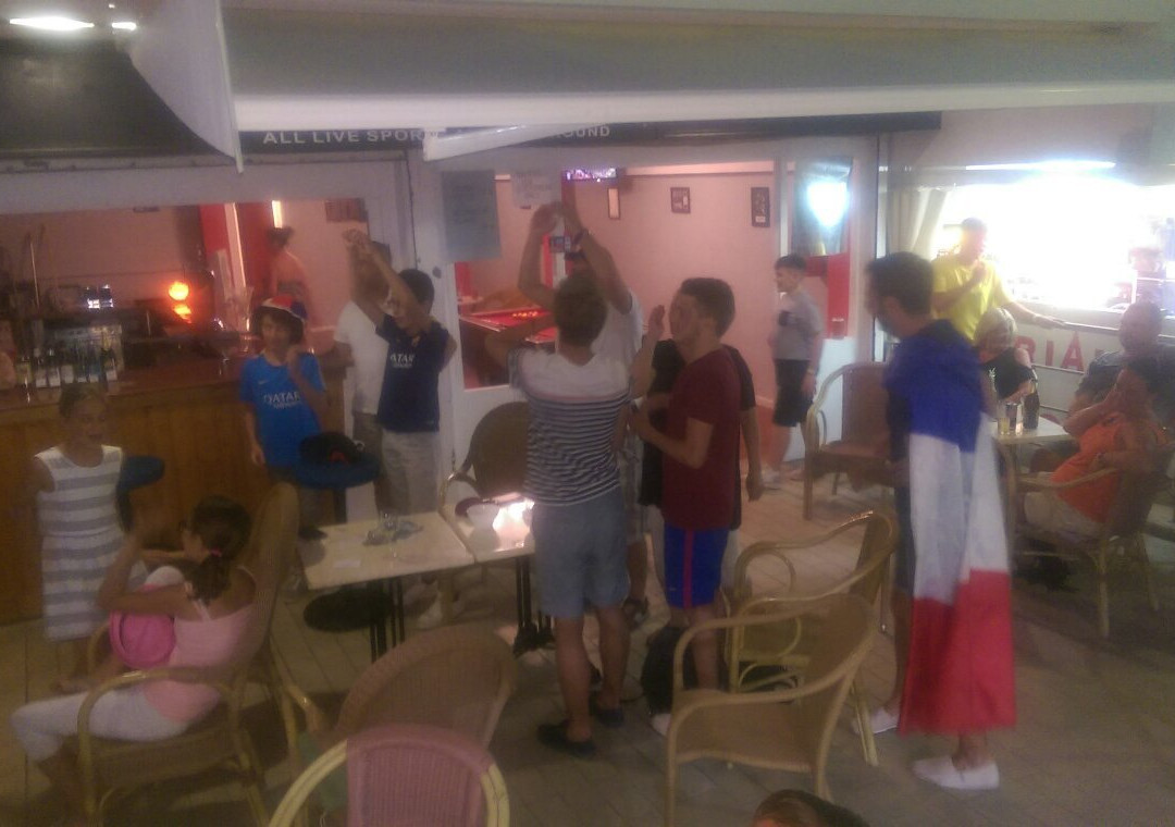 The Terrace Sports Bar-圣庞沙必去景点