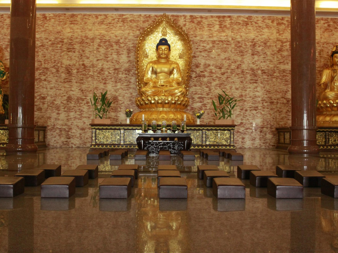 Maha Vihara Maitreya Cemara Asri-棉兰必去景点