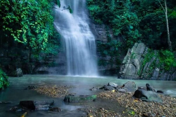 Hajachora Waterfall景点图片