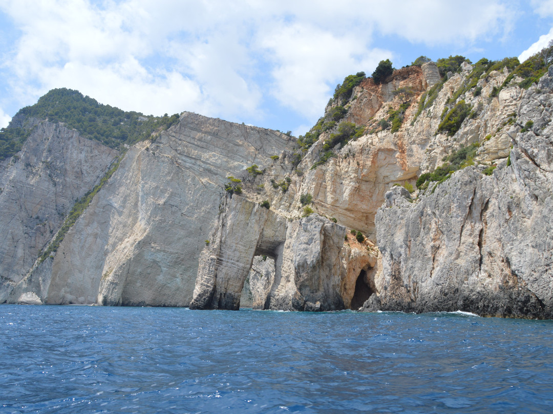 Captain's Motorboat Rentals-利姆尼科利必去景点