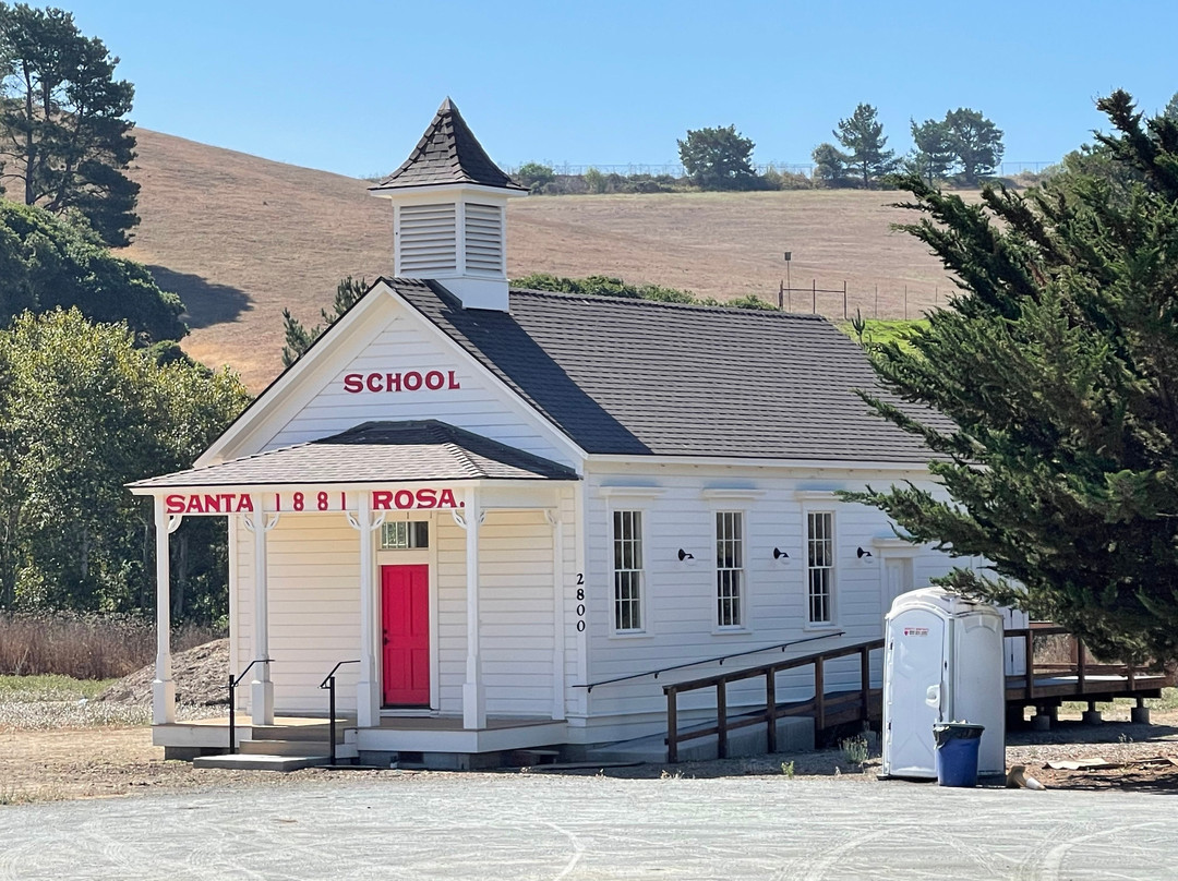 Old Santa Rosa Schoolhouse-坎布里亚必去景点