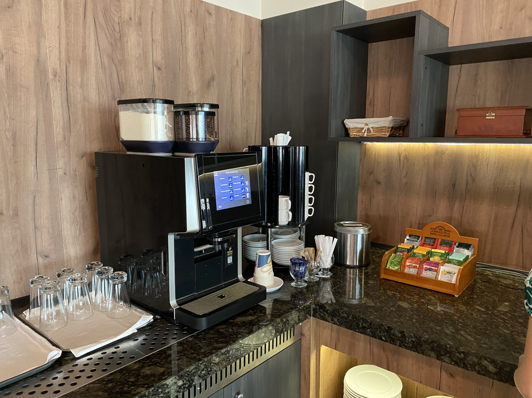 瓦尔纳金色郁金香酒店主图