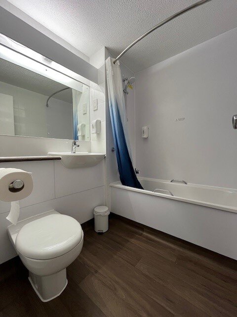 Travelodge Thame Hotel-浴室
