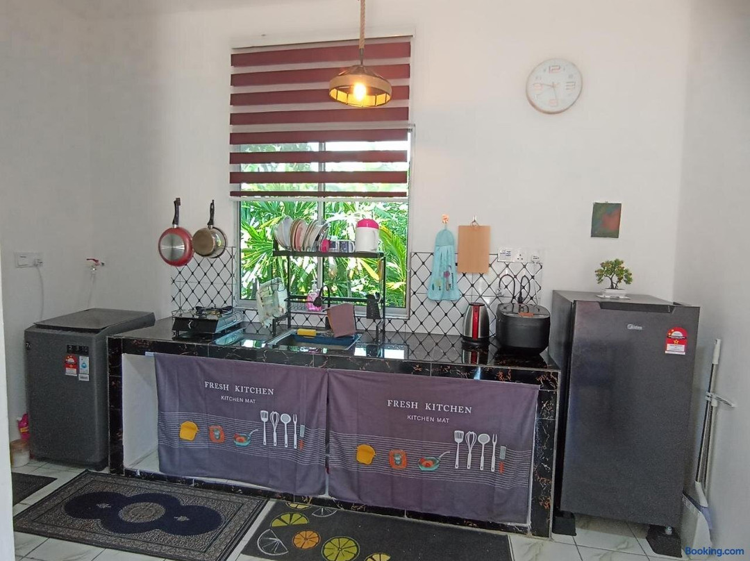 Haji Ineng Homestay - Guest House