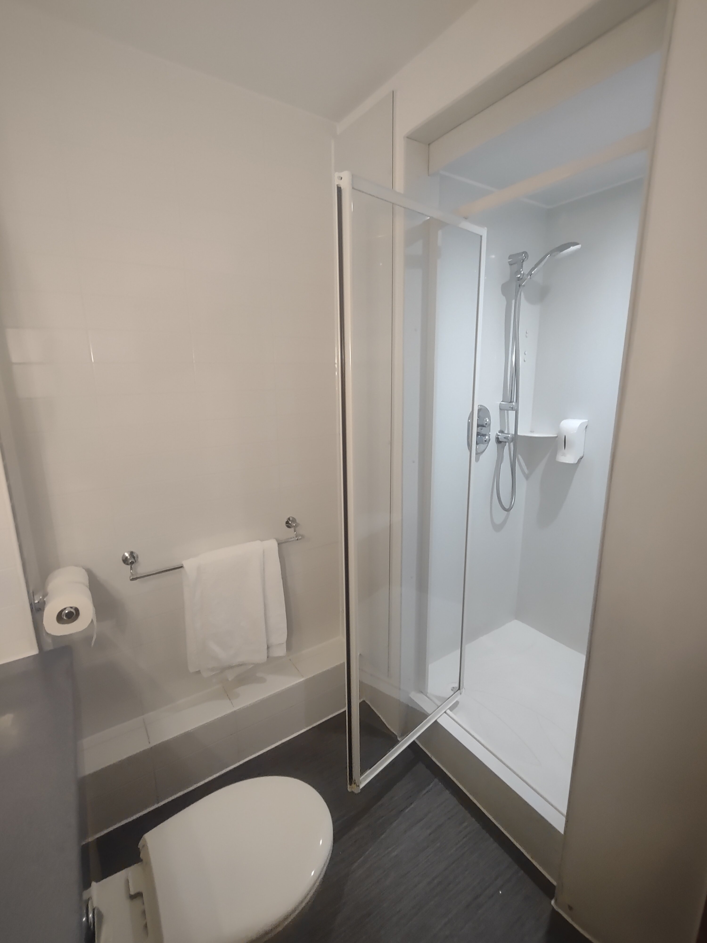 Travelodge Tewkesbury Hotel-浴室