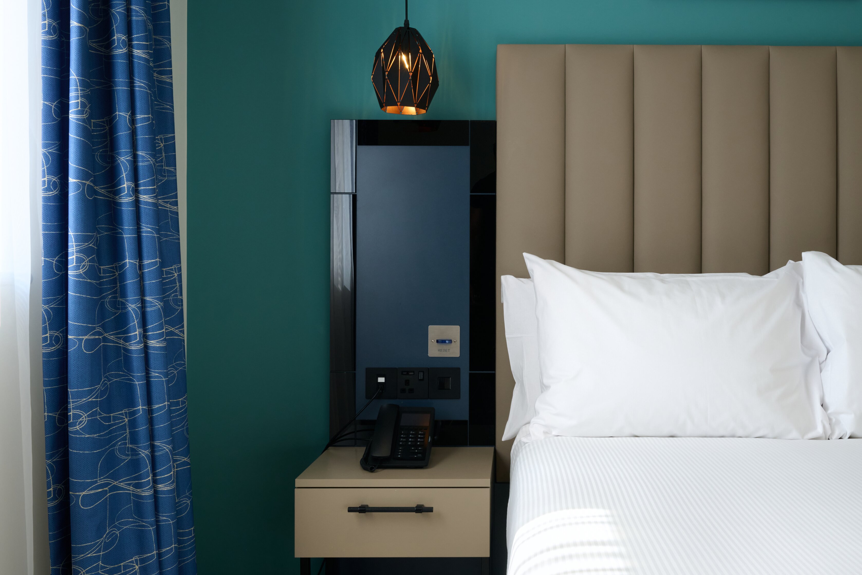 Spark By Hilton Luton-客卧