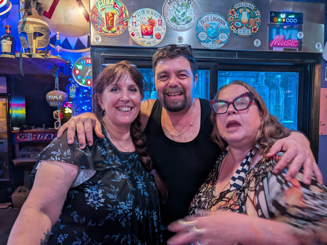 Mad Mike's Bar-Agios Georgios必去景点