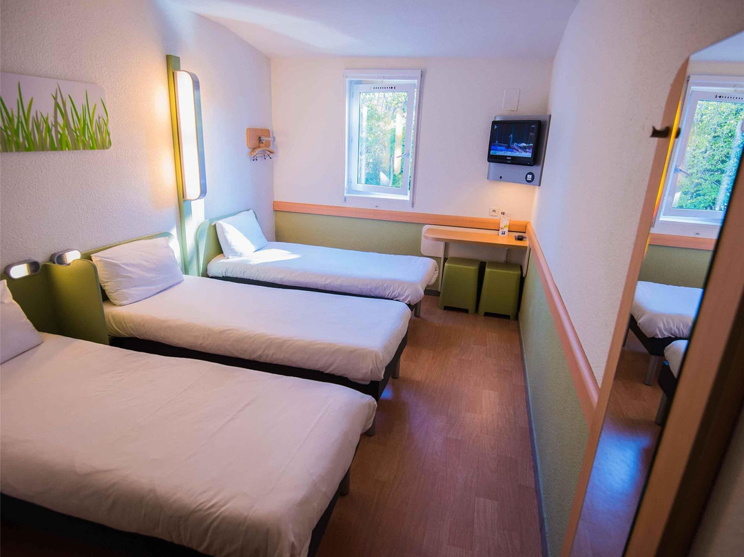 A7 A9 交汇处宜必思奥朗日酒店主图