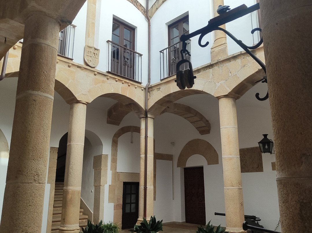 Palace de los Golfines de Abajo-卡塞雷斯必去景点