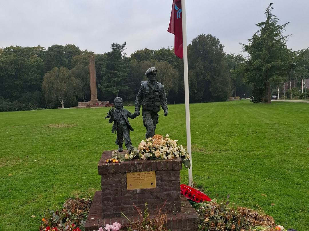Soldaat met bloemenmeisje Monument-Oosterbeek必去景点