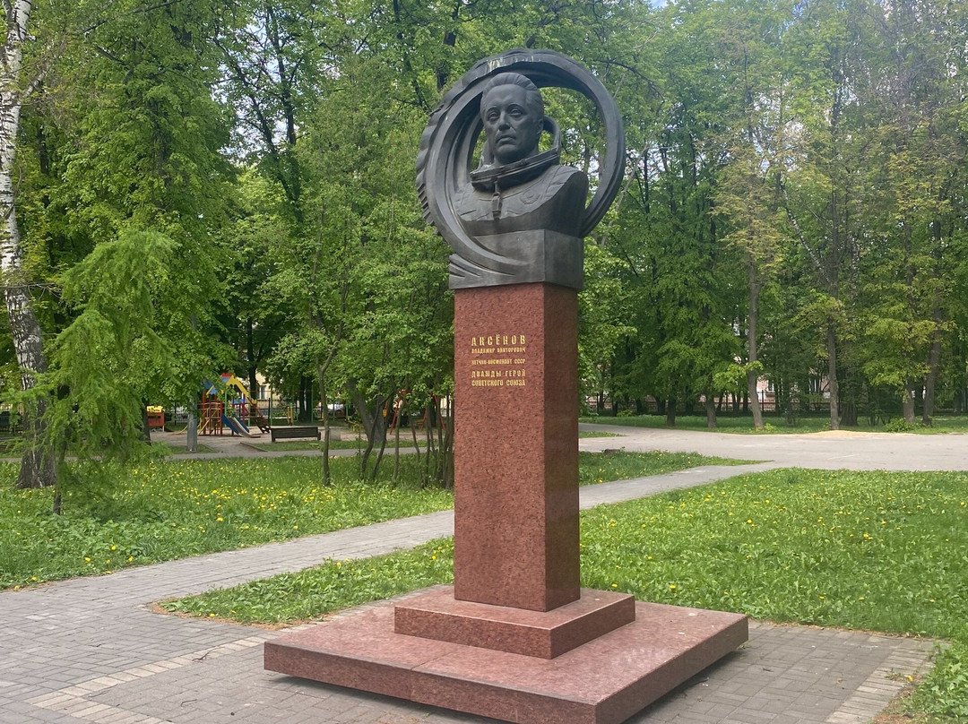 Monument to Pilot-Cosmonaut Aksyonov-Ryazan必去景点