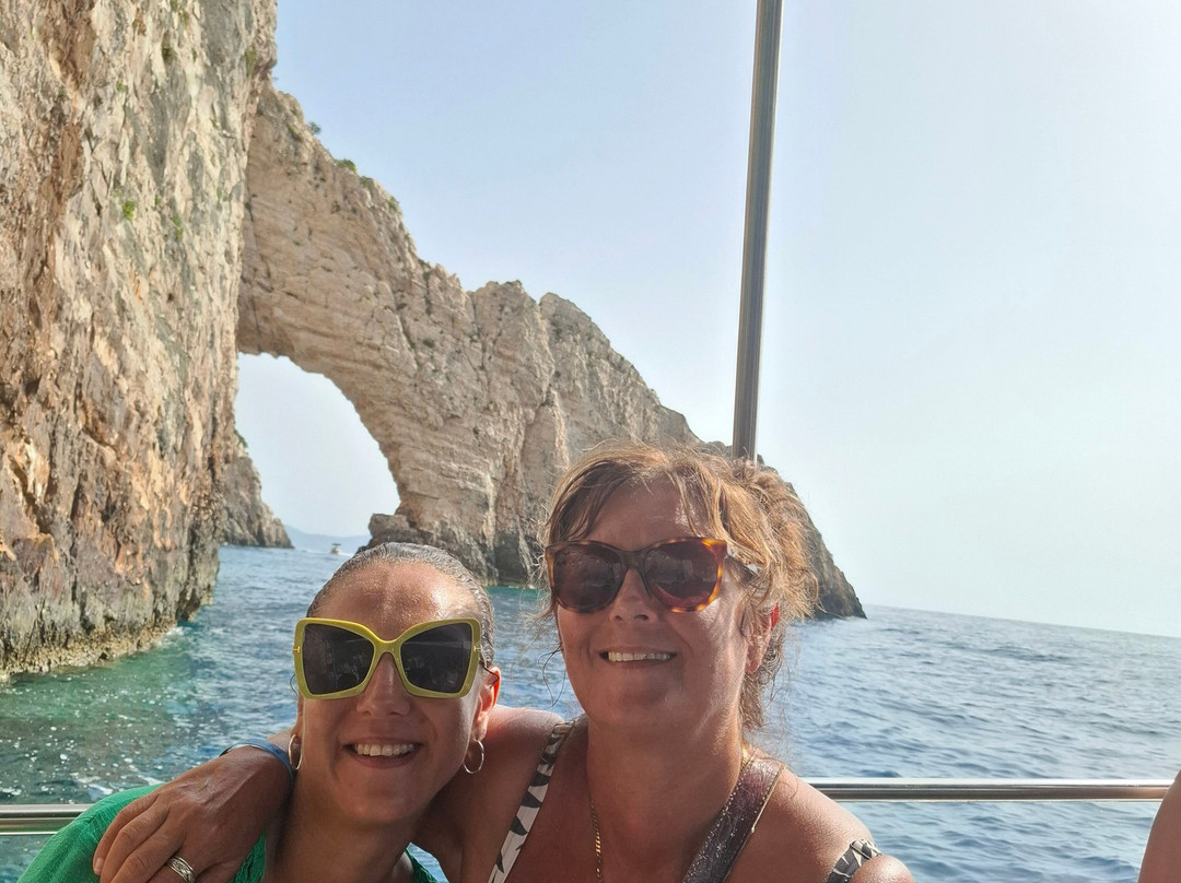 Fioro Boat Rentals-Agios Sostis必去景点