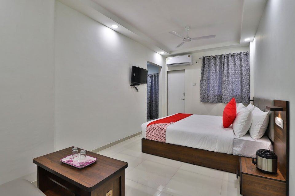 OYO 30641 Crystal Service Apartments