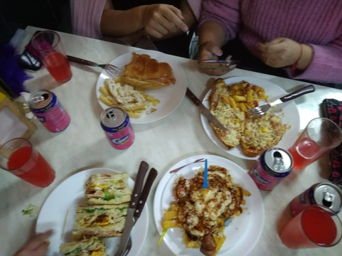Platanito's Pizzería-Burger-Café