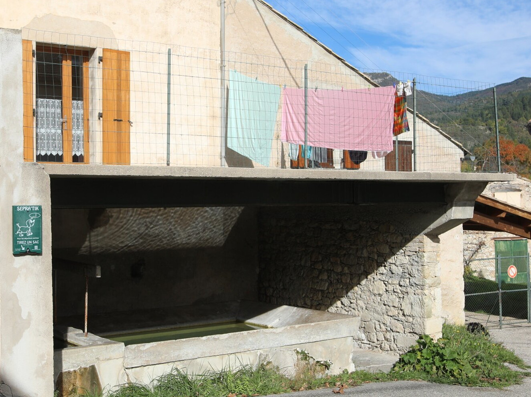 Fontaine Et Lavoir De La Place Des Aires