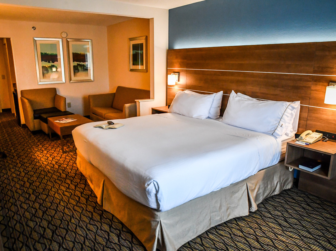 Holiday Inn Express & Suites Concord By IHG主图