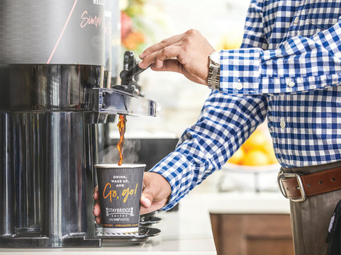 曼谷通罗宿之桥套房酒店主图