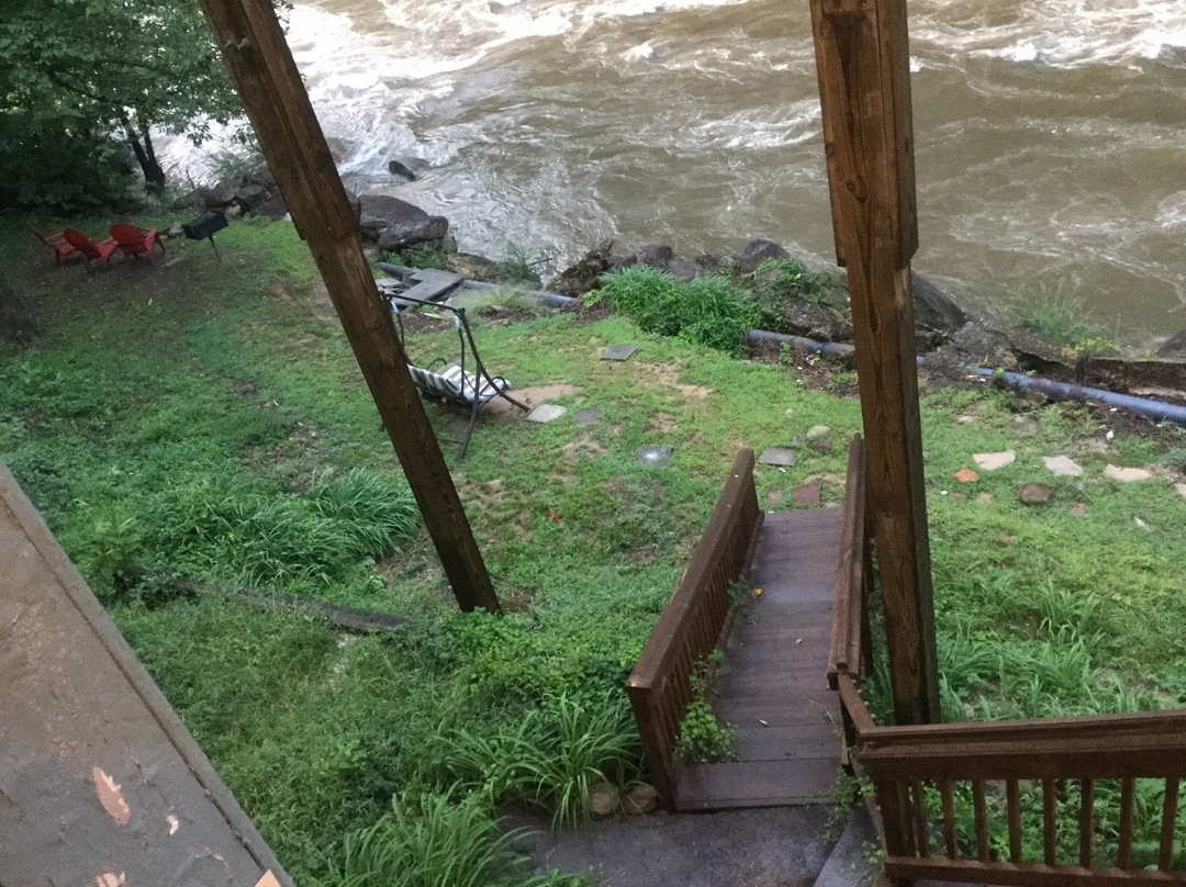 Riverside Lodge at Chimney Rock主图