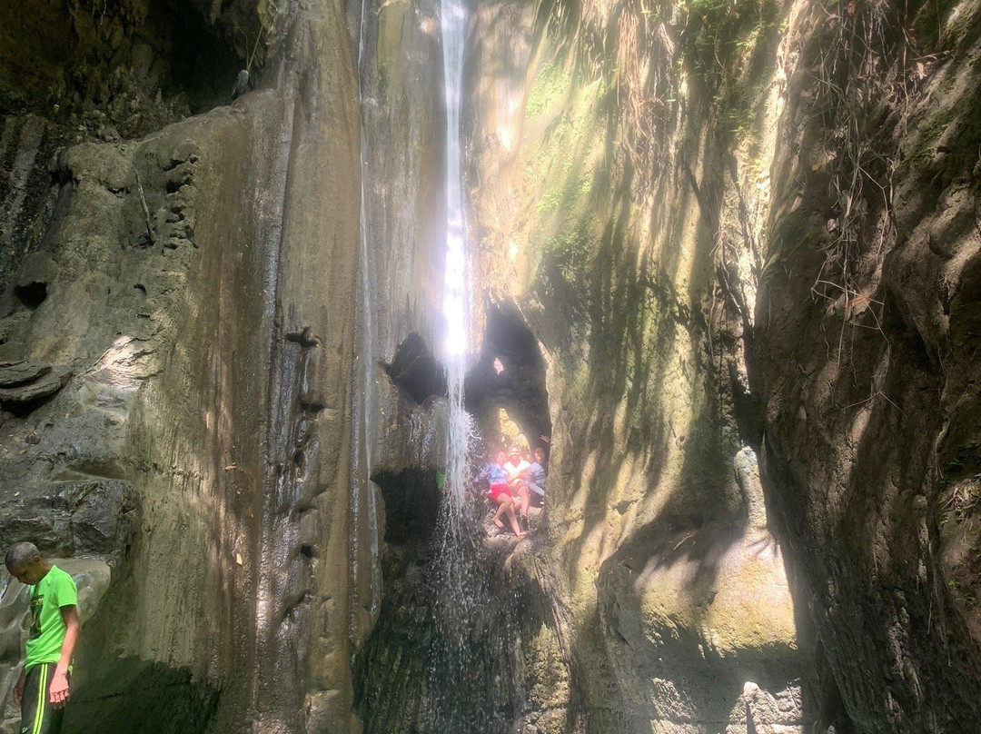Binalayan Hidden Waterfalls景点图片