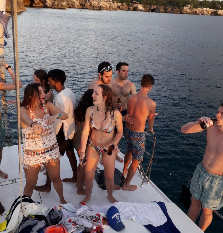 Astraes Catamaran Cruise景点图片