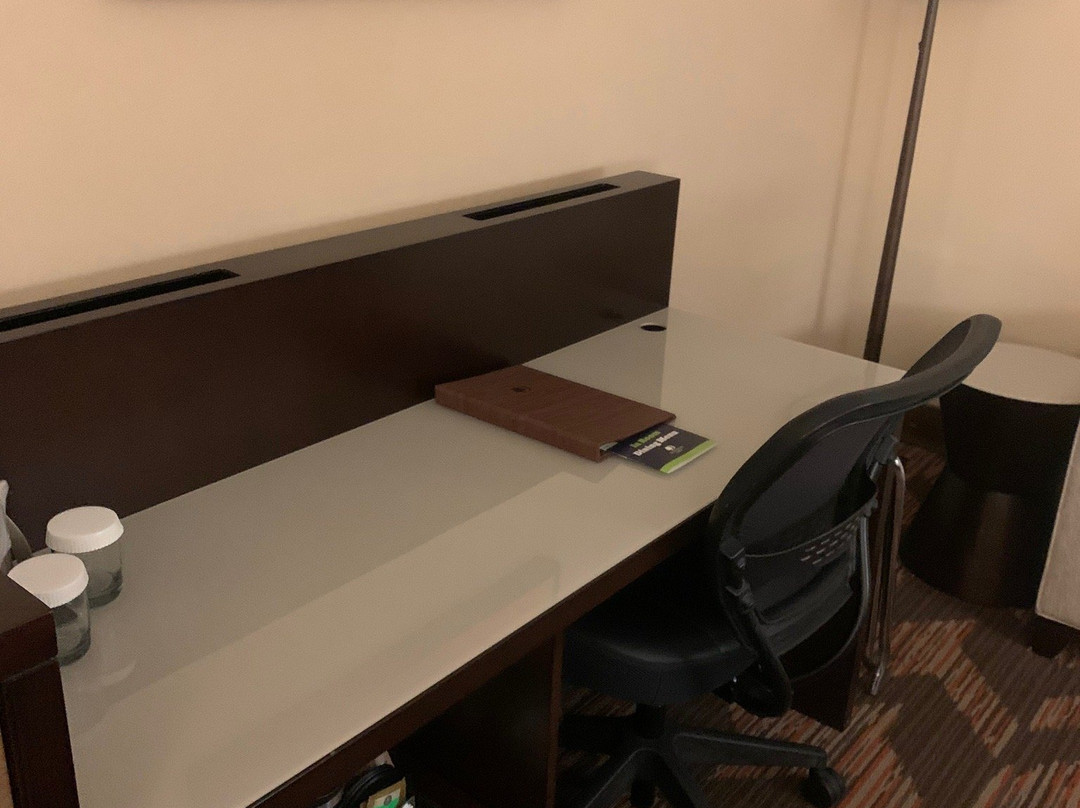 劳伦斯假日酒店主图