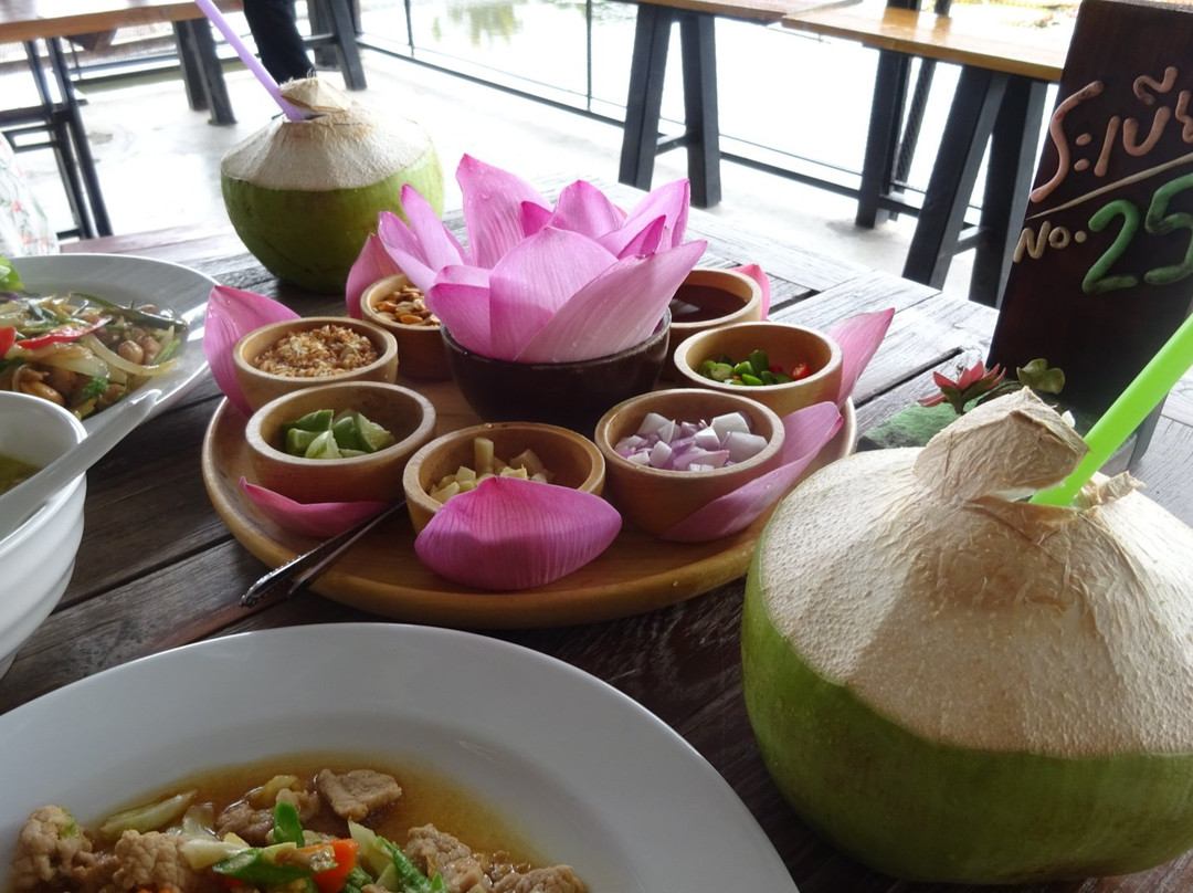 ตลาดน้ำทุ่งบัวแดง-佛统必去景点