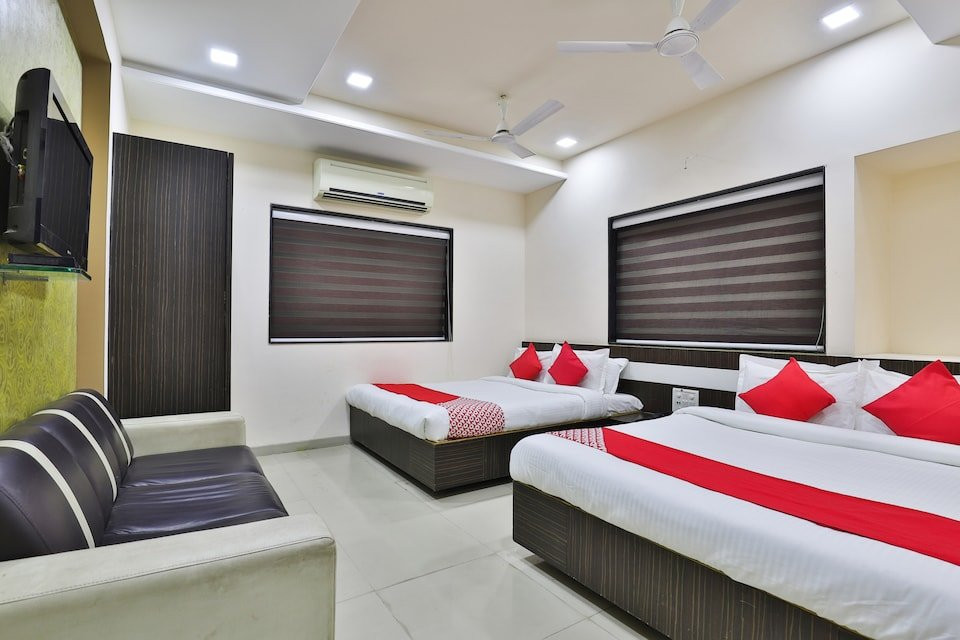 OYO 27662 Varma Palace主图