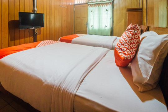 OYO 1300 Crecia Guest House主图