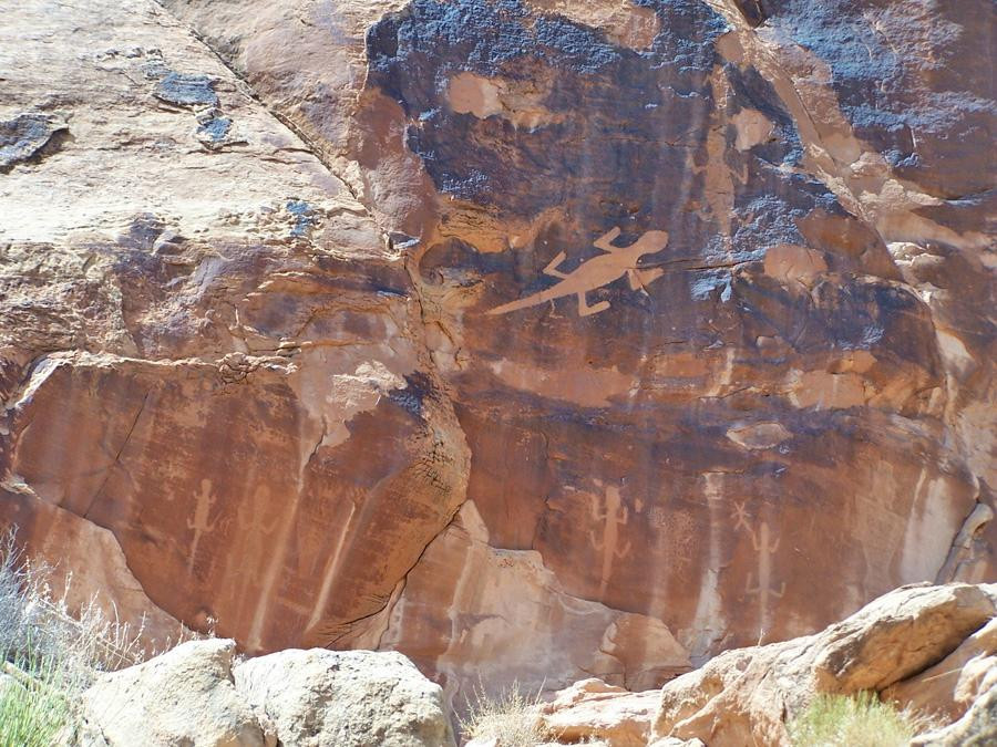 Cub Creek Petroglyphs景点图片