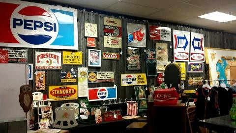 Red Rooster Antique & Design Center-新布朗费尔斯必去景点