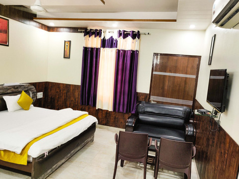 RB宫殿酒店主图