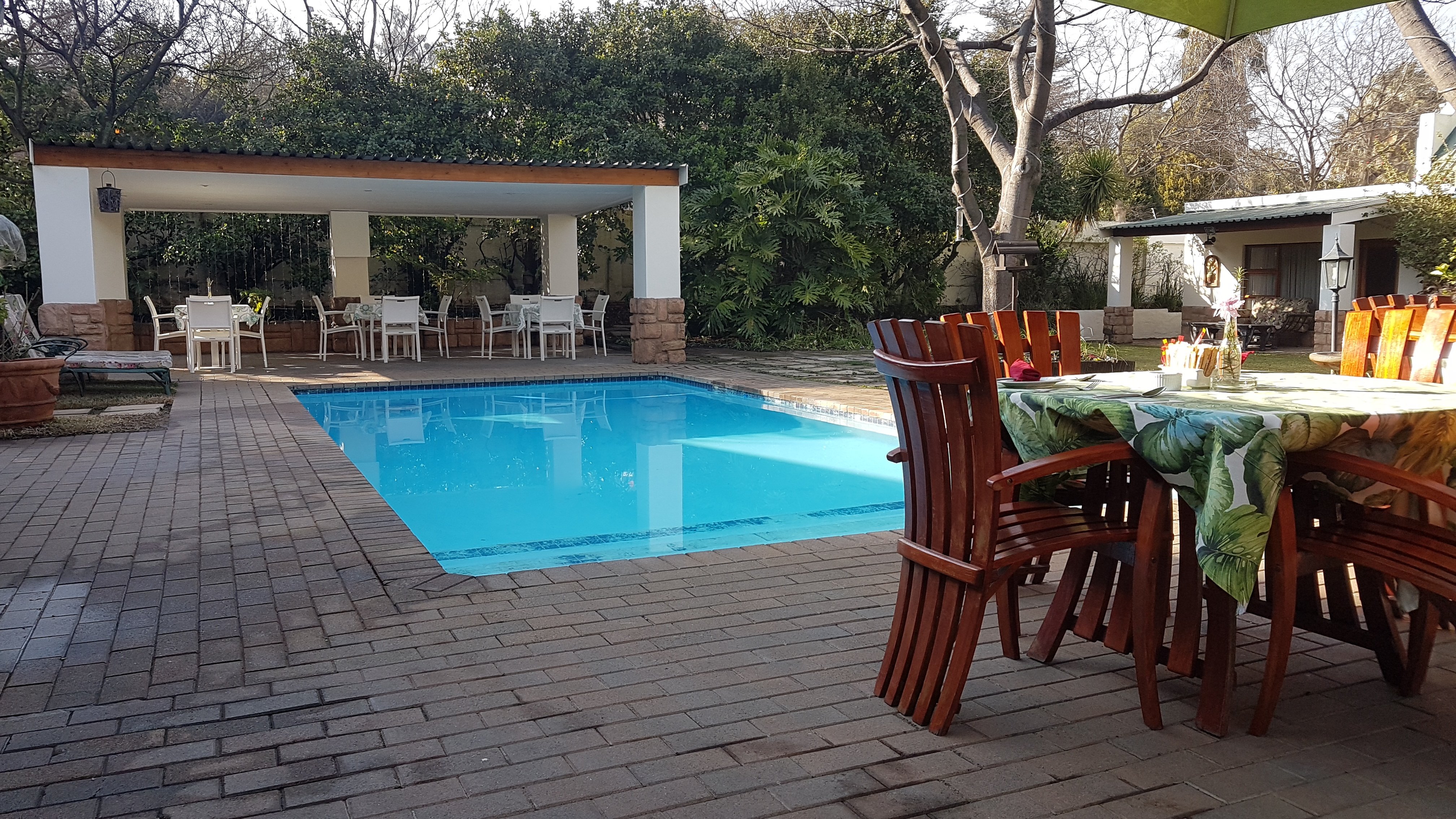 Sunninghill Guest Lodge-泳池
