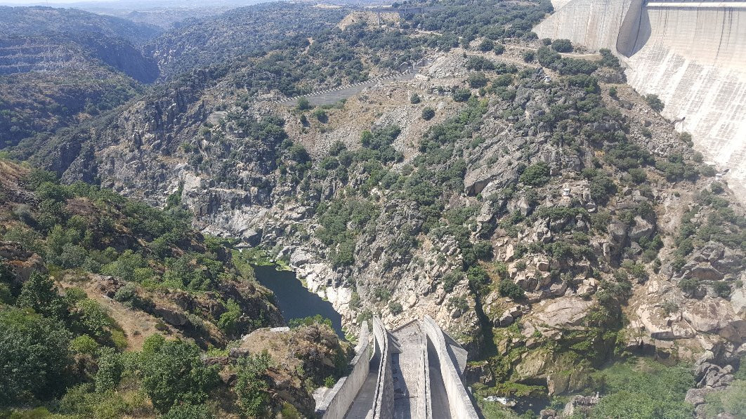 Embalse de la Almendra景点图片