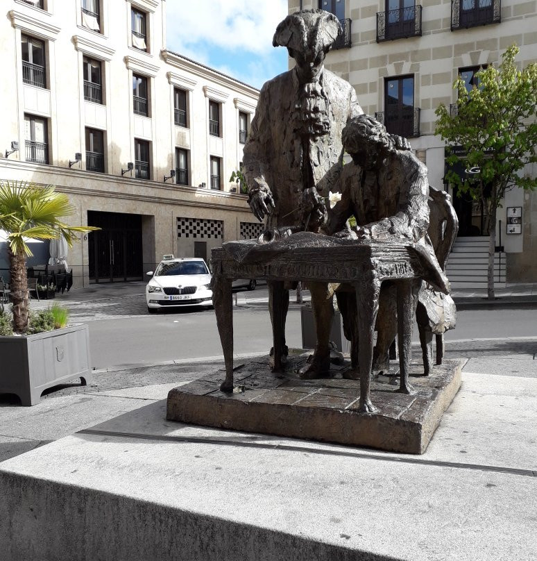 Monumento a Alberto Churriguera y al Conde Francos-萨拉曼卡必去景点